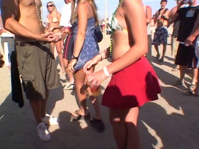 Des femmes montrent leurs seins sur la plage